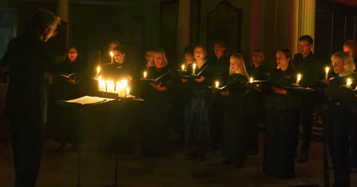 Ex Cathedra in concert, lit only by candlelight